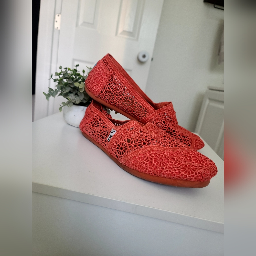 Pink lace Tom's size 9 womens